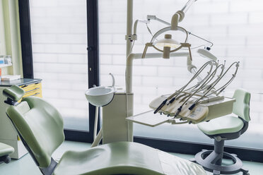 Zahnarztstuhl und Ausrüstung in einer Zahnarztpraxis - CUF03457