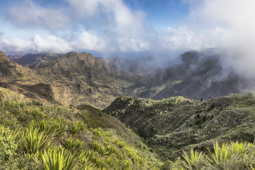 Berglandschaft mit tief hängenden Wolken, Serra da Malagueta, Santiago, Kap Verde, Afrika - CUF03576