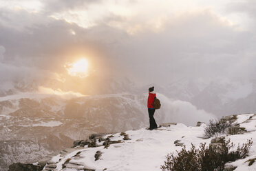 Wanderin mit Blick auf die Aussicht, Gebiet der Drei Zinnen, Südtirol, Dolomiten, Italien - CUF03607