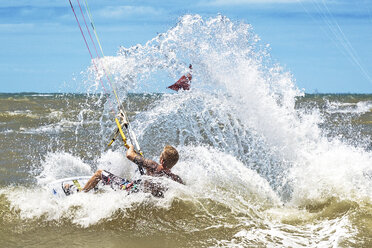 Mann im Meer Kite-Surfen, Planschen - CUF03613