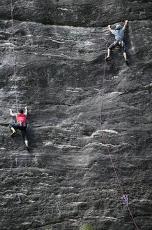 Bergsteiger klettern an einer Felswand - CUF03616