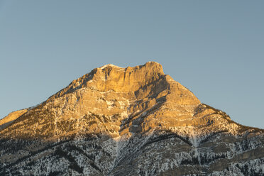 Kanada, Alberta, Banff National Park, Berggipfel im Sonnenlicht - TOVF00107
