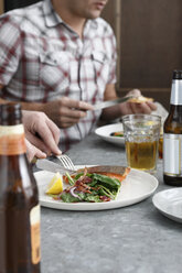 Freunde genießen eine Mahlzeit in einem Restaurant, Mittelteil - CUF03739