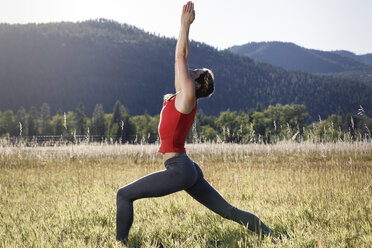 Junge Frau beim Sport auf einem Feld, Missoula, Montana, USA - CUF03808