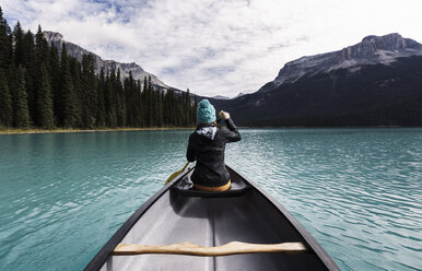 Young woman canoeing, rear view, Emerald Lake, Yoho National Park, Canada - CUF03819