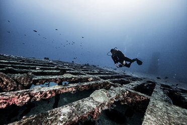 Taucher erforscht Schiffswrack, Unterwasseransicht, Cancun, Mexiko - CUF03824