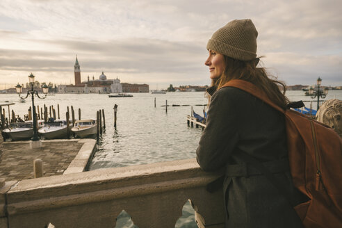 Frau auf Brücke im Canal Grande, im Hintergrund die Insel San Giorgio Maggiore, Venedig, Italien - CUF03840