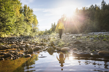 Wanderin auf dem Flussbett im Englishman River Falls Provincial Park, Vancouver Island, British Columbia, Kanada - CUF03848