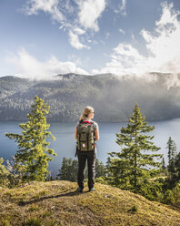 Wanderin mit Blick auf den Comox Lake, Coutenay, Vancouver Island, British Columbia, Kanada - CUF03853