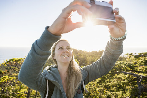 Wanderin macht Selfie im Küstenwald, Pacific Rim National Park, Vancouver Island, British Columbia, Kanada, lizenzfreies Stockfoto