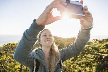 Wanderin macht Selfie im Küstenwald, Pacific Rim National Park, Vancouver Island, British Columbia, Kanada - CUF03855