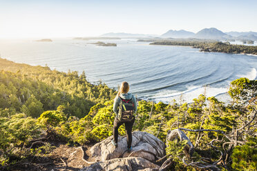 Erhöhte Ansicht einer Wanderin, die aus dem Küstenwald herausschaut, Pacific Rim National Park, Vancouver Island, British Columbia, Kanada - CUF03857