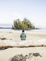 Frau blickt vom Long Beach auf die Insel, Pacific Rim National Park, Vancouver Island, British Columbia, Kanada - CUF03860