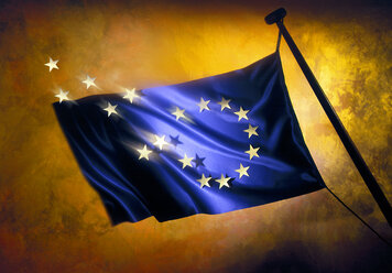 Brexit, Sterne verlassen die europäische Flagge vor goldenem Hintergrund - CUF03868