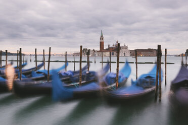 Gondeln im Canal Grande, im Hintergrund die Insel San Giorgio Maggiore, Venedig, Italien - CUF03900