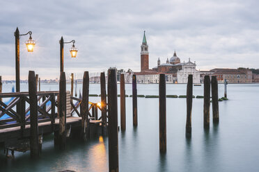 Pier im Canal Grande, im Hintergrund die Insel San Giorgio Maggiore, Venedig, Italien - CUF03901