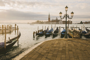 Gondeln im Canal Grande, im Hintergrund die Insel San Giorgio Maggiore, Venedig, Italien - CUF03903