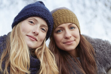 Portrait of two female friends outdoors, wearing knitted hats - CUF03938