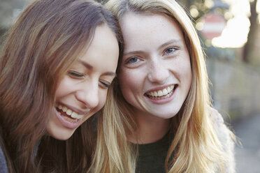 Two female friends, outdoors, laughing, close-up - CUF04000