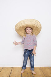 Porträt eines jungen Mädchens, das einen Sombrero trägt - CUF04054