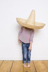 Junges Mädchen mit Sombrero, das auf seine Füße zeigt - CUF04055
