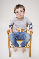 Porträt eines kleinen Jungen auf einem Holzstuhl - CUF04065
