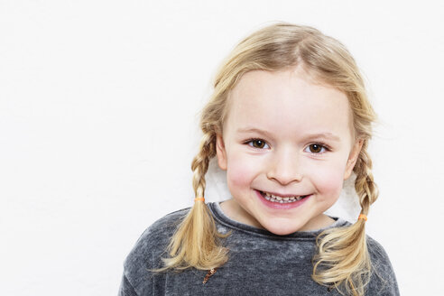 Porträt eines jungen Mädchens, lächelnd, vor weißem Hintergrund - CUF04074