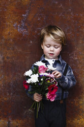 Junger Junge hält Blumenstrauß - CUF04076