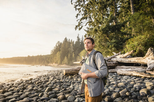 Mann schaut vom Strand im Juan de Fuca Provincial Park, Vancouver Island, British Columbia, Kanada - CUF04082