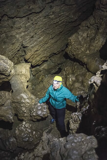 Frau in Höhle, Horne Lake Caves Provincial Park, Vancouver Island, British Columbia, Kanada - CUF04089