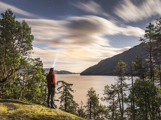 Männlicher Wanderer mit Blick auf die Abendsterne, Comox Lake, Courtenay, Vancouver Island, British Columbia, Kanada - CUF04092