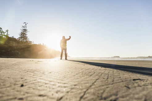 Mann beim Fotografieren vom Long Beach bei Sonnenaufgang, Pacific Rim National Park, Vancouver Island, British Columbia, Kanada - CUF04097