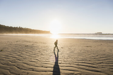 Frau beim Spaziergang am Long Beach bei Sonnenaufgang, Pacific Rim National Park, Vancouver Island, British Columbia, Kanada - CUF04098