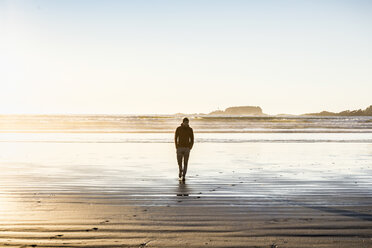 Mann beim Spaziergang am Long Beach, Pacific Rim National Park, Vancouver Island, British Columbia, Kanada - CUF04100