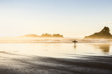 Männlicher Surfer mit Surfbrett am Long Beach, Pacific Rim National Park, Vancouver Island, British Columbia, Kanada - CUF04101