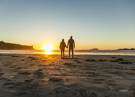 Paar beobachtet Sonnenuntergang von Long Beach, Pacific Rim National Park, Vancouver Island, British Columbia, Kanada - CUF04106