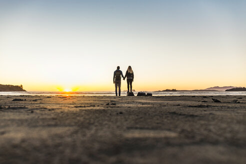 Paar beobachtet Sonnenuntergang von Long Beach, Pacific Rim National Park, Vancouver Island, British Columbia, Kanada - CUF04107