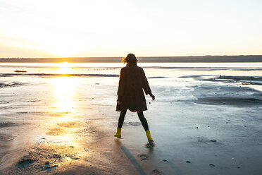 Frau genießt den Strand bei Sonnenuntergang - CUF04111