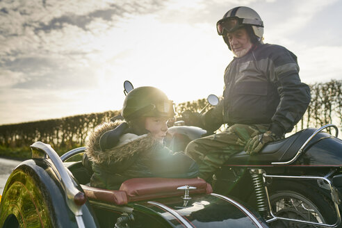 Älterer Mann und Enkel blicken von Motorrad und Beiwagen zurück - CUF04148