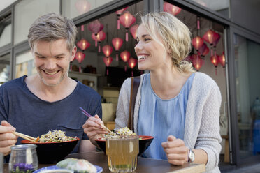 Paar isst Nudeln in einem Straßencafé in der Stadt - CUF04165