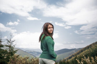 Porträt einer jungen Frau in den Bergen, Draja, Vaslui, Rumänien - ISF00922