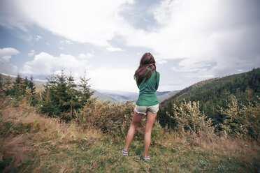 Junge Frau mit Blick auf die Berge, Draja, Vaslui, Rumänien, Rückansicht - ISF00923