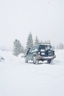Geländewagen auf schneebedecktem Feld, Gurne, Ukraine - ISF00935