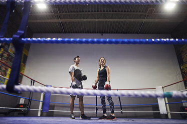 Junge männliche und weibliche Boxer stehen im Boxring - CUF04297