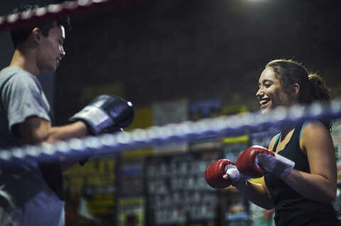 Männliche und weibliche Boxer beim Boxkampf im Ring, lizenzfreies Stockfoto