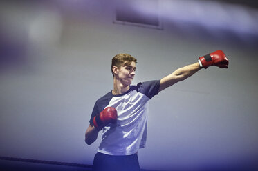 Junger männlicher Boxer beim Boxen im Ring - CUF04318