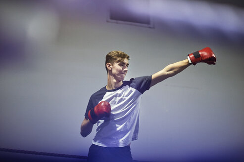 Junger männlicher Boxer beim Boxen im Ring - CUF04318