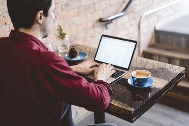 Mann arbeitet am Laptop in einem Café - CUF04328