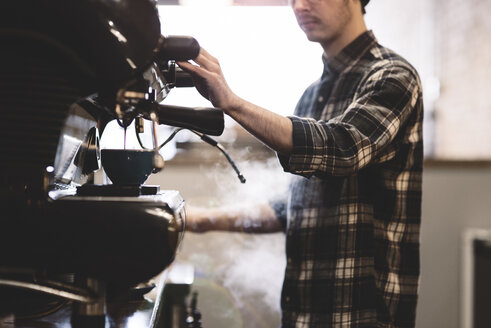 Barista bereitet Kaffee im Café zu - CUF04340