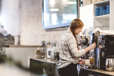 Barista bereitet Kaffee im Café zu - CUF04350